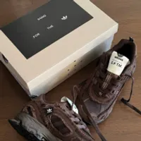 아디다스X송포더뮤트 쉐도우터프 브라운