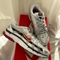 나이키 P-6000 메탈릭 실버 레드