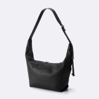 GU 크로스바디백 33,540원 / 청키솔 로퍼 18,530원